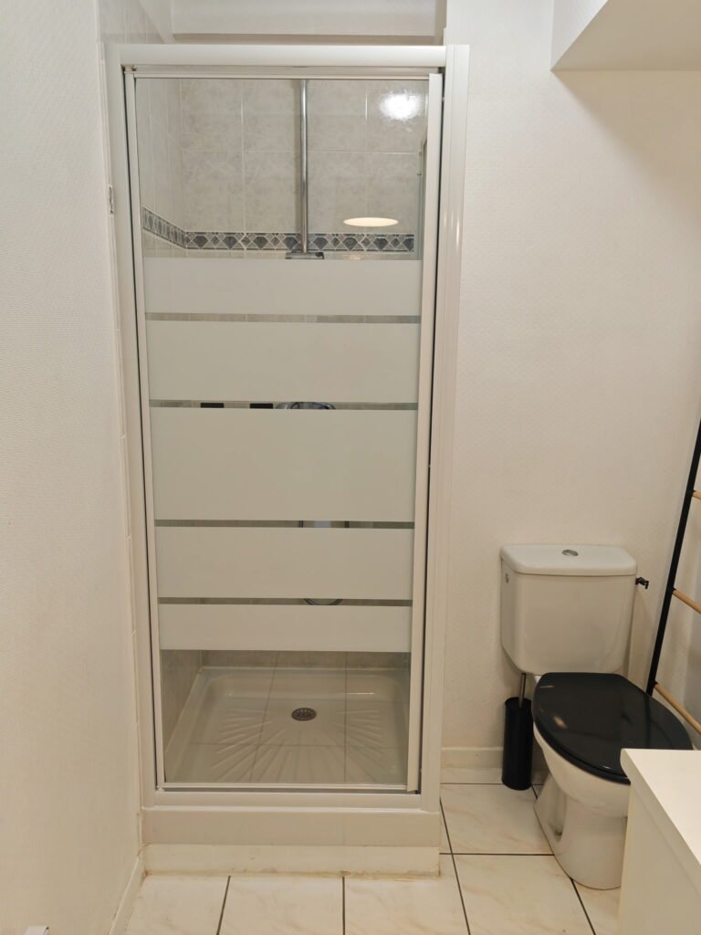 Installation d’une cabine de douche vitrée et rénovation de salle de bain par PSV Dépannage