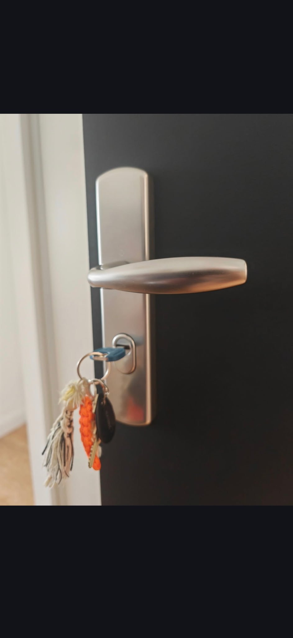 Dépannage de serrurerie et pose de poignée de porte moderne avec cylindre